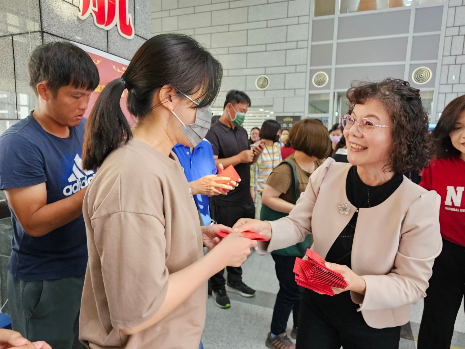 高雄大學龍年新春團拜 校長陳月端致贈紅包 感謝同仁 | 寫新聞