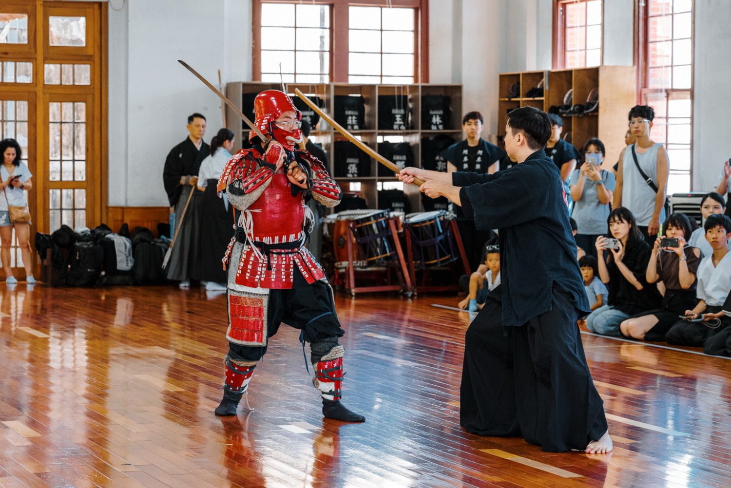 武德殿恢復劍道空間逾20年 百人齊聚祝願古蹟百歲生日 | 寫新聞