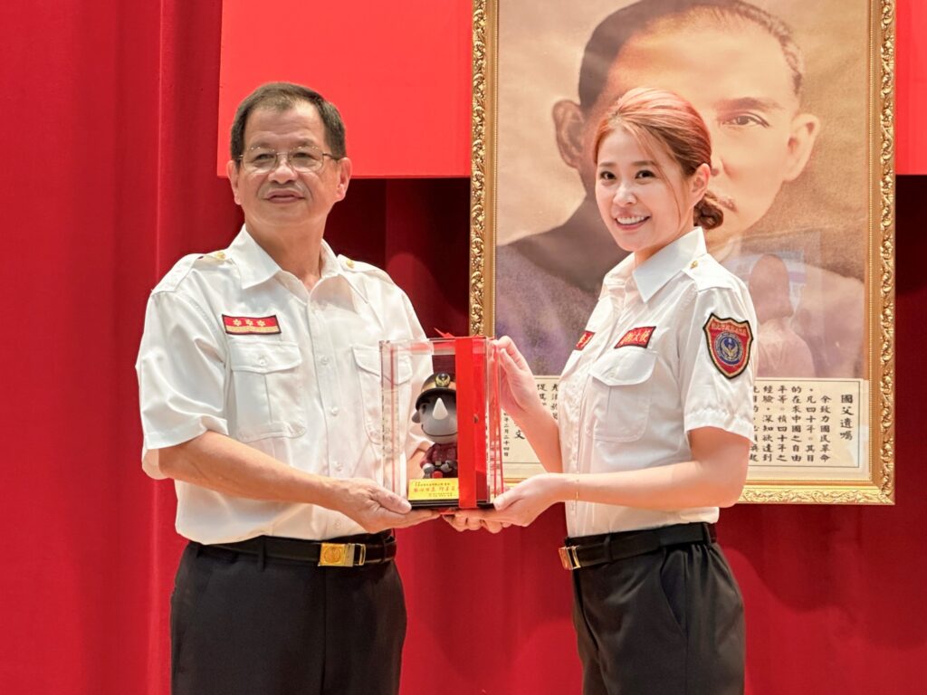 01-最美消防大使！台劇女神李燕公益捐贈不間斷 (左起 新北市消防局長陳崇岳﹑李燕) （KOCSKIN克麗詩黛 提供）