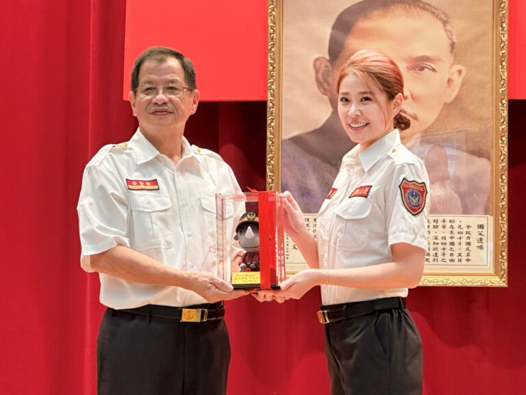 01-最美消防大使！台劇女神李燕公益捐贈不間斷 (左起 新北市消防局長陳崇岳﹑李燕) （KOCSKIN克麗詩黛 提供）