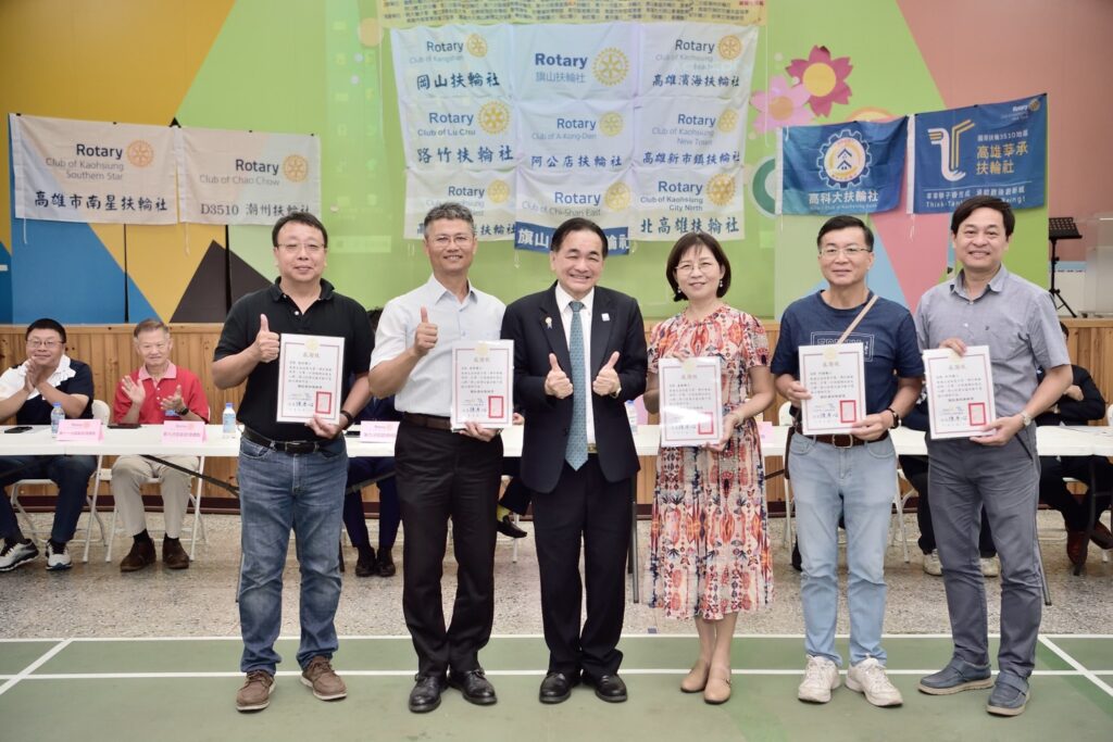 05 陳彥心社長致贈感謝狀與各校長