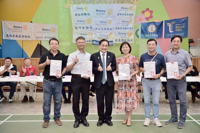 05 陳彥心社長致贈感謝狀與各校長