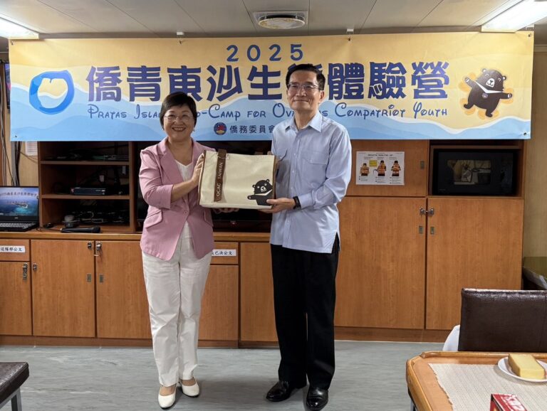 僑務委員會徐佳青委員長(左)致贈紀念品予海洋委員會，感謝協助本次體驗營活動，由張忠