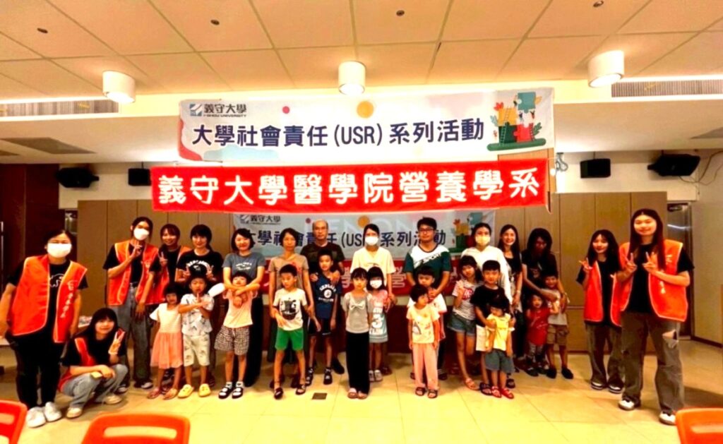 圖一-義守大學USR計畫團隊和參與民眾「美濃世代共榮，客家音樂賞析」(照片來源：義守大