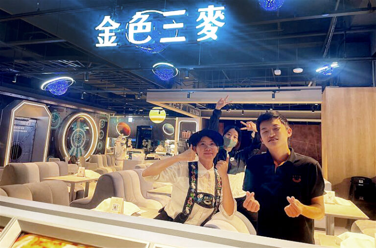小威跟同事們相處愉快，穩定就業中。