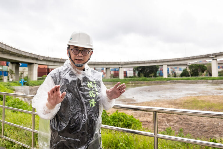 楊柳颱風來襲前夕 賴瑞隆視察排水防洪設施 並解決各低窪地區問題