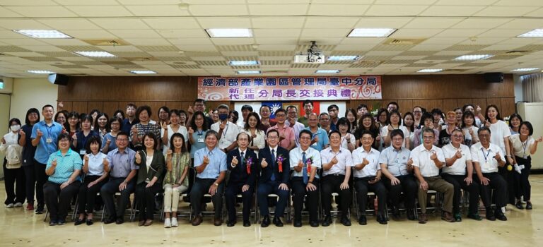 1140916_園管局局長楊志清(前排左8)、臺中分局新任分局長陳高尚(前排左7)、臺中分局代理分局長王振權(前排左9)與行政團隊同仁合影