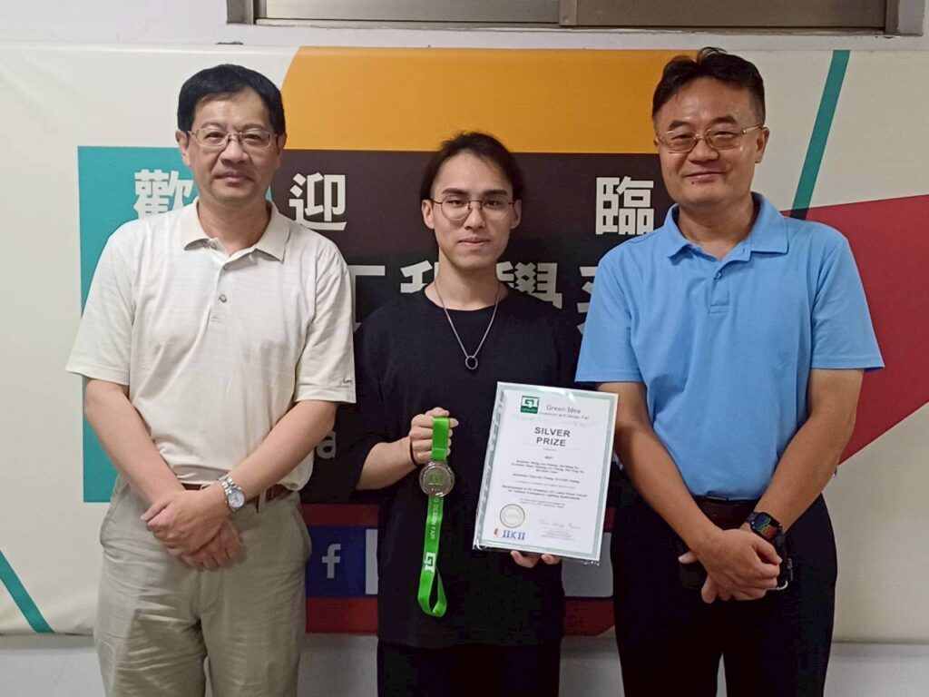 2025國際綠點子發明暨設計競賽，專題製作獲獎學生與兩位指導老師張恩誌教授（左）、鄭