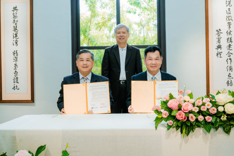 圖1、臺灣港務公司總經理王錦榮與交通部中央氣象署署長呂國臣，在臺灣港務公司董事長