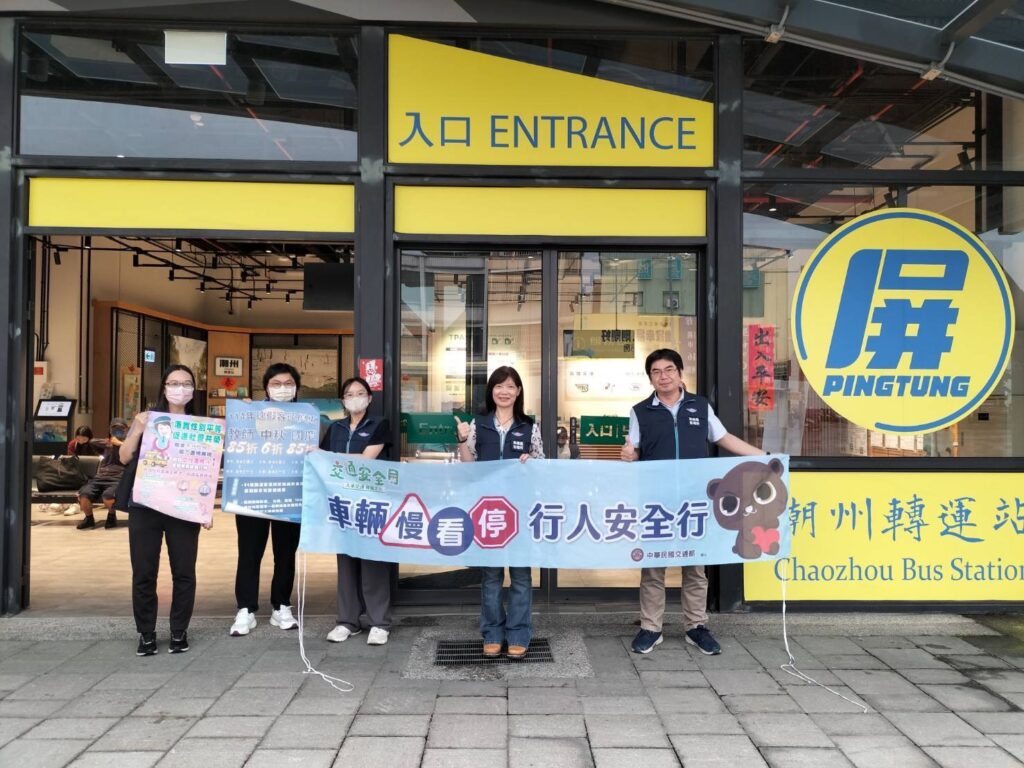 圖一、高雄區監理所何副所長(右二)前往視察客運業，並叮囑落實「車輛慢看停、行人安全