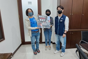 圖一、高雄區監理所向汽車貨運業者宣導交通安全