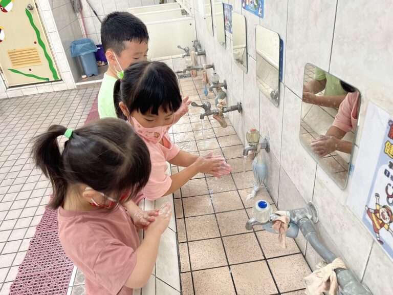幼兒園洗手宣導的關鍵在於教導兒童「正確洗手五步驟」（濕、搓、沖、捧、擦）和「七_0
