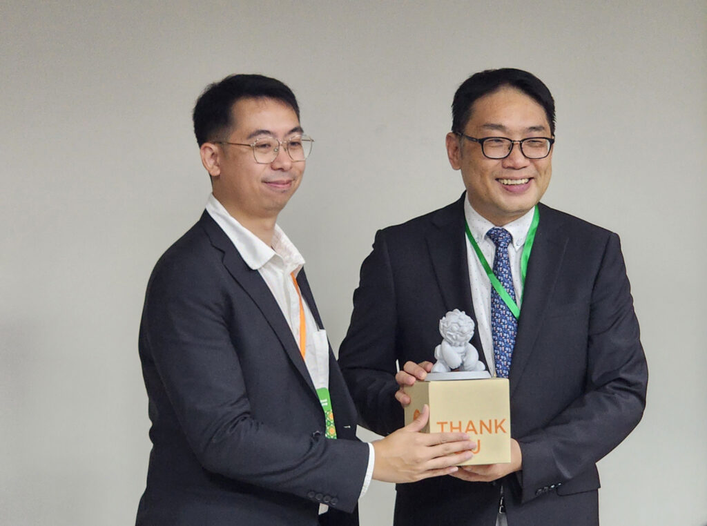 泰國藝術大學代表致贈學校自製的紀念品給蔡匡忠副校長留作紀念_0