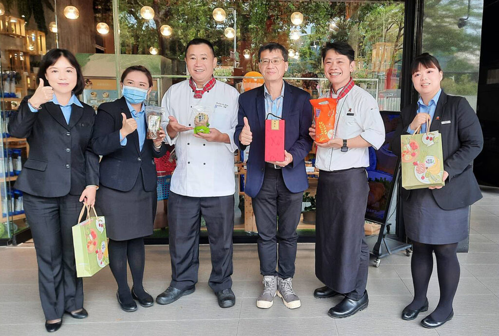 高雄市農業局副局長高鎮遠(左四)日前率團隊前往高雄翰品酒店，介紹一系列特色農漁產品