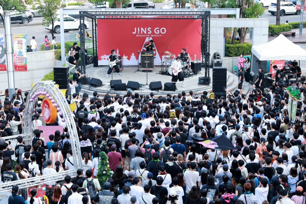 JINS GO 小紅胖卡首度南下高雄，人氣樂團怕胖團現場開唱，吸引上千人聚集，嗨翻漢神巨蛋