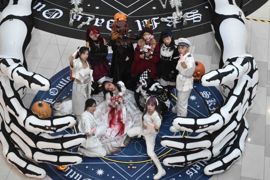 SKM Park Outlets 高雄草衙10月週末萬聖限定遊行表演《惡靈來襲 南瓜鎮封印戰》一起進入南瓜