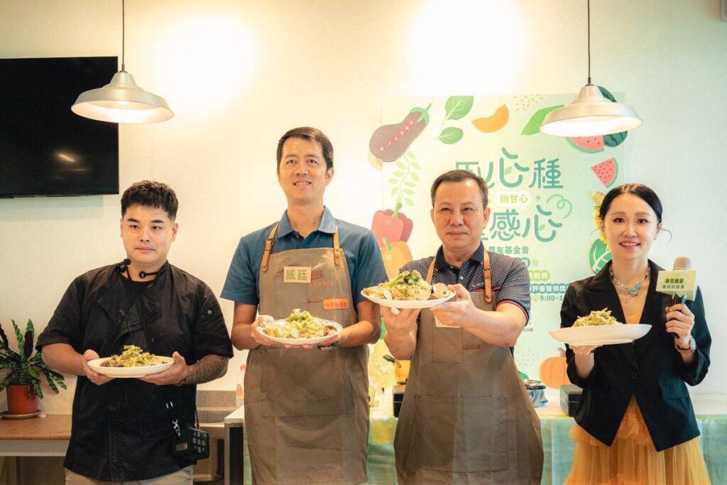 圖1.郭柏村主廚與屏東縣府農業處鄭永裕處長及農友基金會陳威廷董事長聯手示範以清白花_0