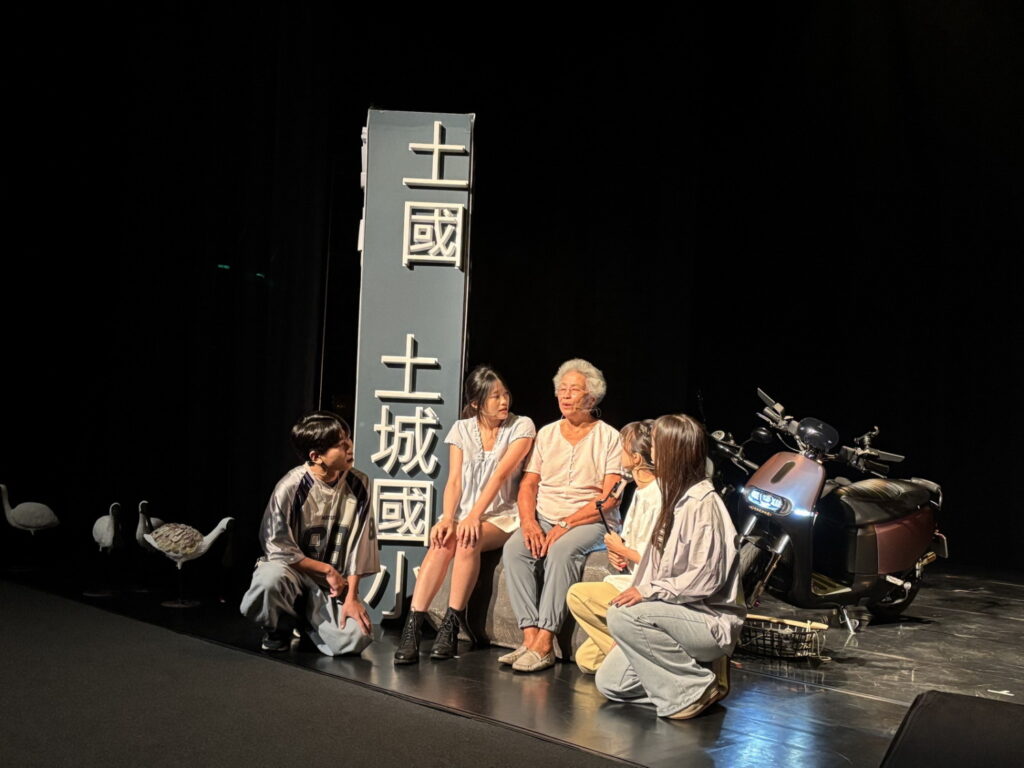 圖3《洄流‧歸潮》邀集崑山科大空間系學生及83歲吳美珠阿嬤一同演出，實現社區劇場跨_0