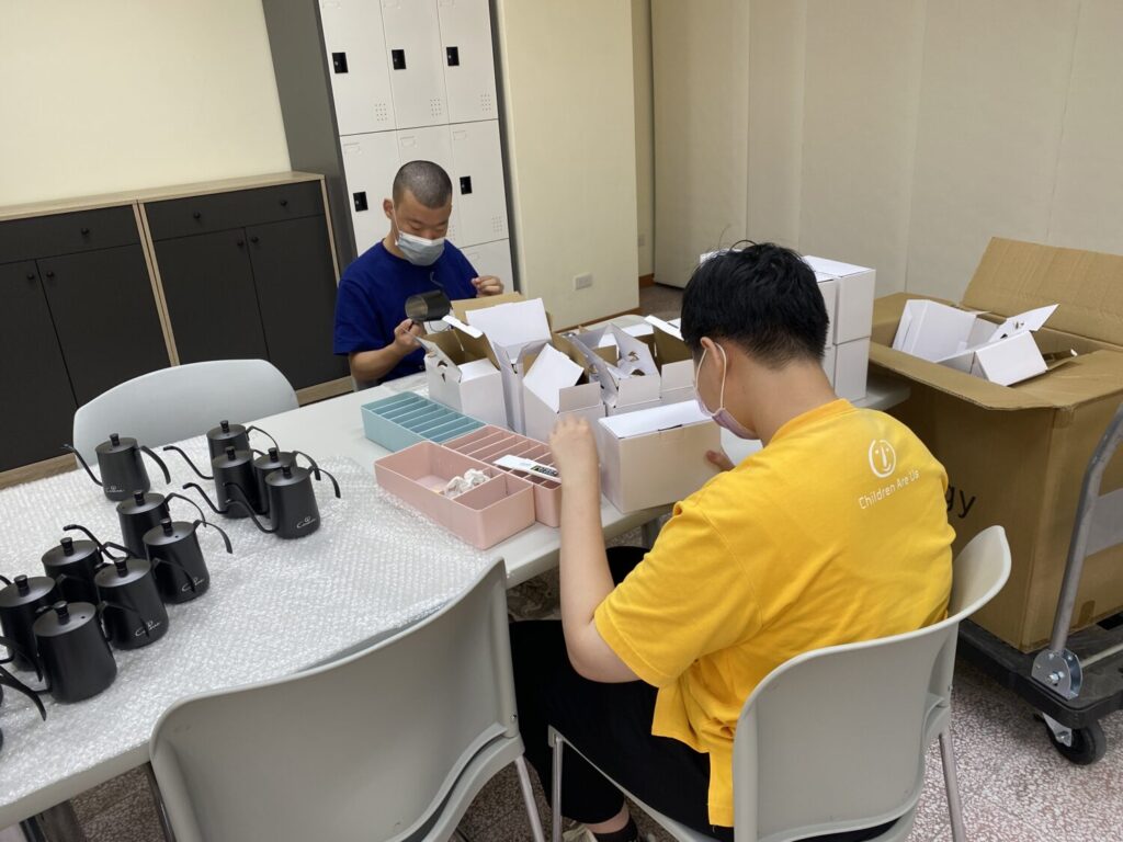 憨兒們進行組裝咖啡禮盒作業活動_0