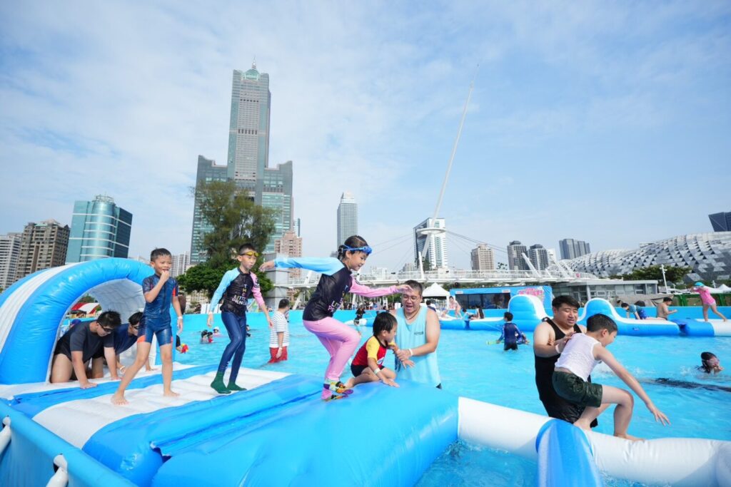 現場設有深受孩童喜愛的親水氣墊遊具（位於高雄港21號碼頭停車場）。_0