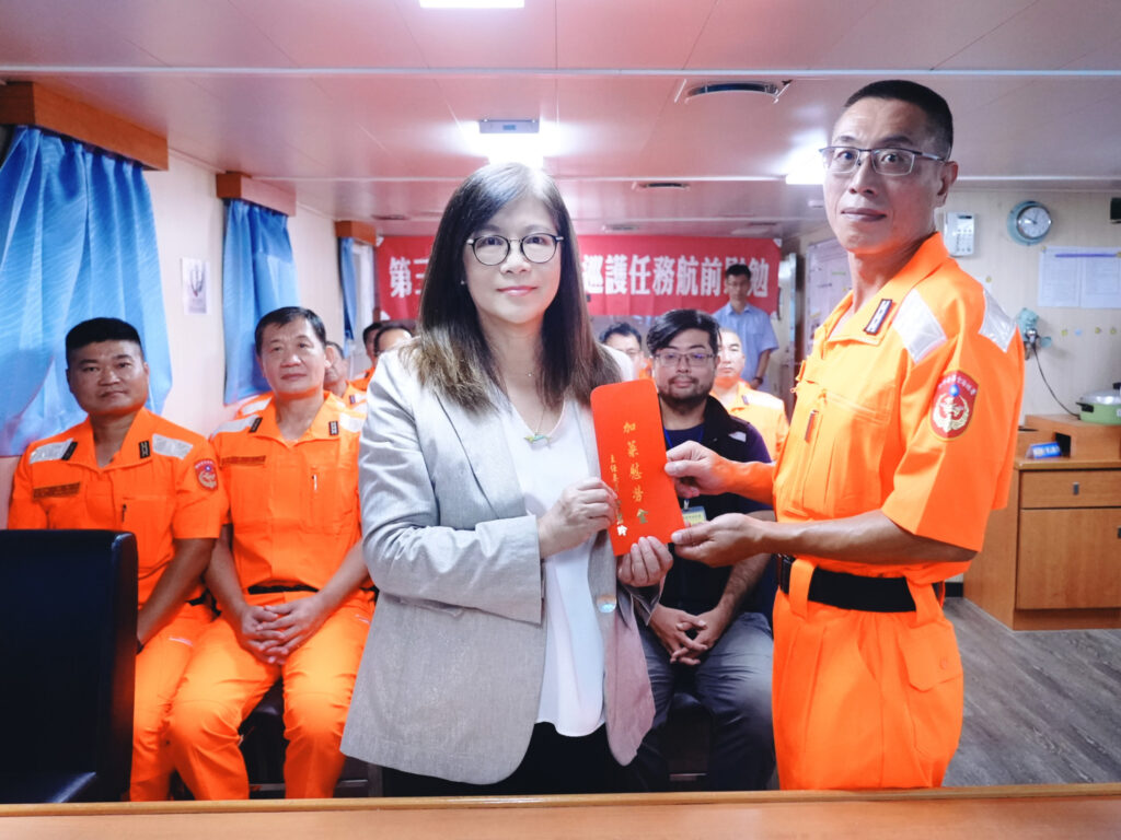 管主委頒發加菜慰勞金予「巡護八號」船_0
