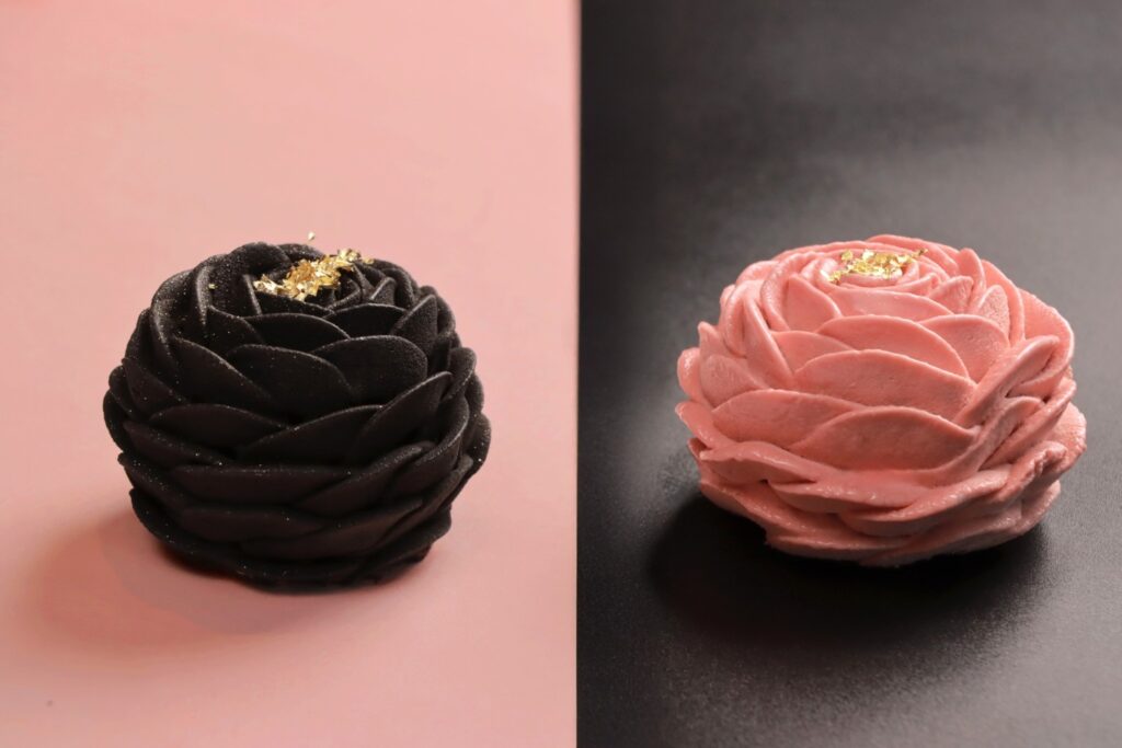 高雄洲際酒店推出的「Black Pink玫瑰蛋糕」以黑與粉的對比，展現 BLACKPINK 的酷感與甜美。_0
