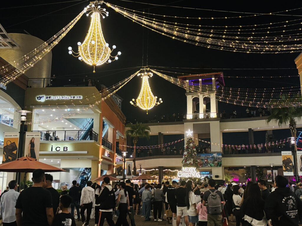 SKM_Park_Outlets_高雄草衙_！金光聖誕樹、雪花音樂秀與冰屋村落成為社群版面焦點，迅速躍升為網路上最受討論的聖誕造景