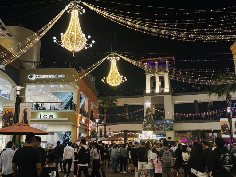SKM_Park_Outlets_高雄草衙_！金光聖誕樹、雪花音樂秀與冰屋村落成為社群版面焦點，迅速躍升為網路上最受討論的聖誕造景