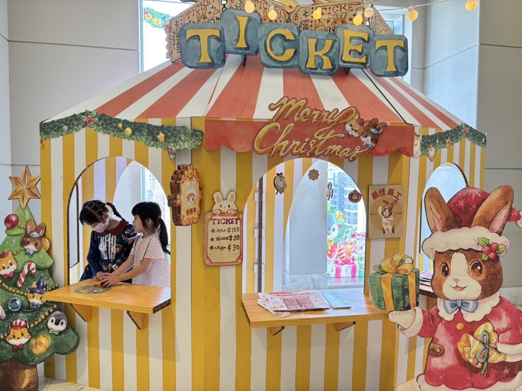 【新光三越高雄左營店】歡笑聲滿溢！小朋友在遊樂園場景裡盡情玩樂、拍照打卡。