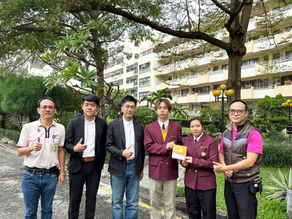公用-圖說-左起吳明璋主任、石竣昇校友、李昱平校長、吳柏穎、許如倚同學及楊政勳老師