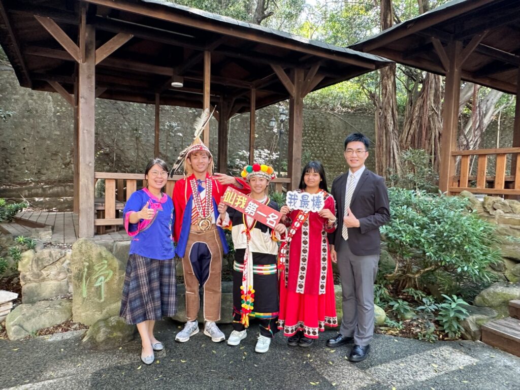 公用-圖說-左起涂汐如組長.翁閔旭.田采薇.謝嘉萍同學及李昱平校長合影_0