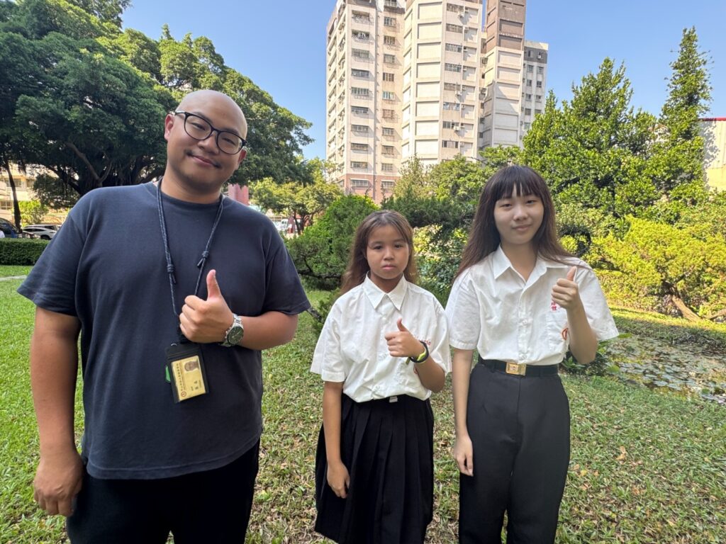 公用-左起導師張磊.黃潔歆及學伴黃子娮合影 (大)_0