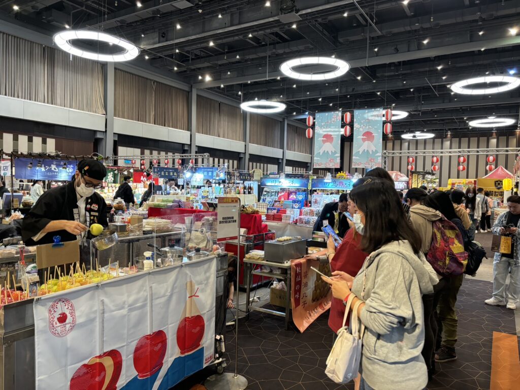 日銷千顆！社群爆紅蘋果糖 新光三越高雄左營店開店前爆排百人隊伍