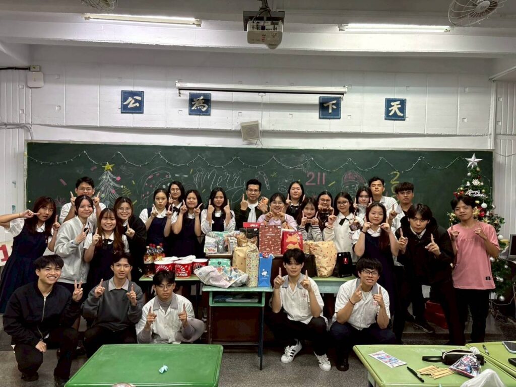 LINE_ALBUM_三信家商聖誕歲末聯歡活動_251224_1