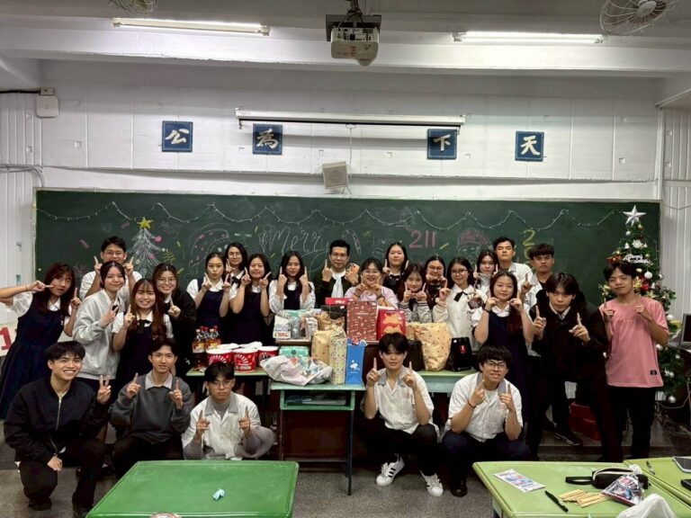 LINE_ALBUM_三信家商聖誕歲末聯歡活動_251224_1