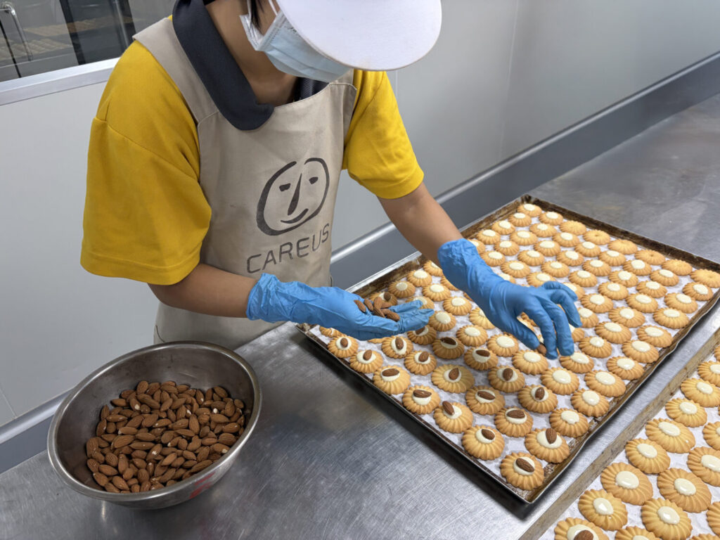 喜憨兒庇護工場正在製作年節產品，每道工序都有憨兒參與。_0