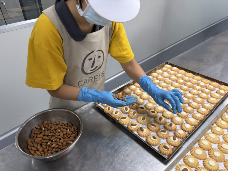 喜憨兒庇護工場正在製作年節產品，每道工序都有憨兒參與。_0