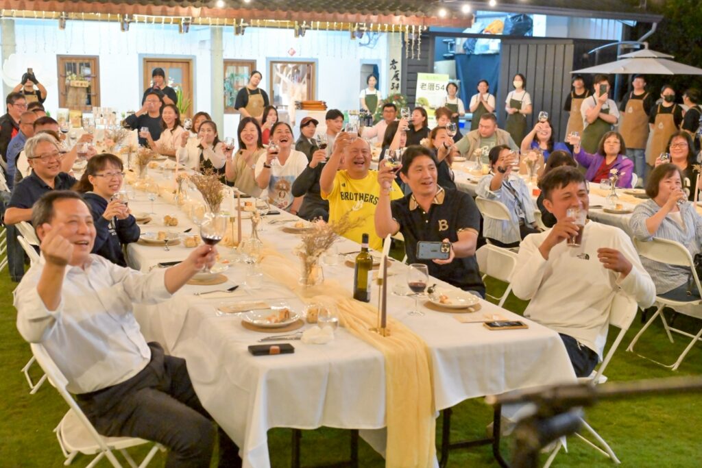 圖4 餐桌活動貴賓於赤赤好風味餐會上舉杯共賀，場面溫馨熱烈_0