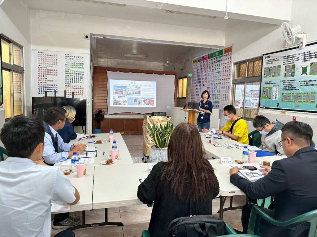 圖一、受評鑑駕訓班進行簡報