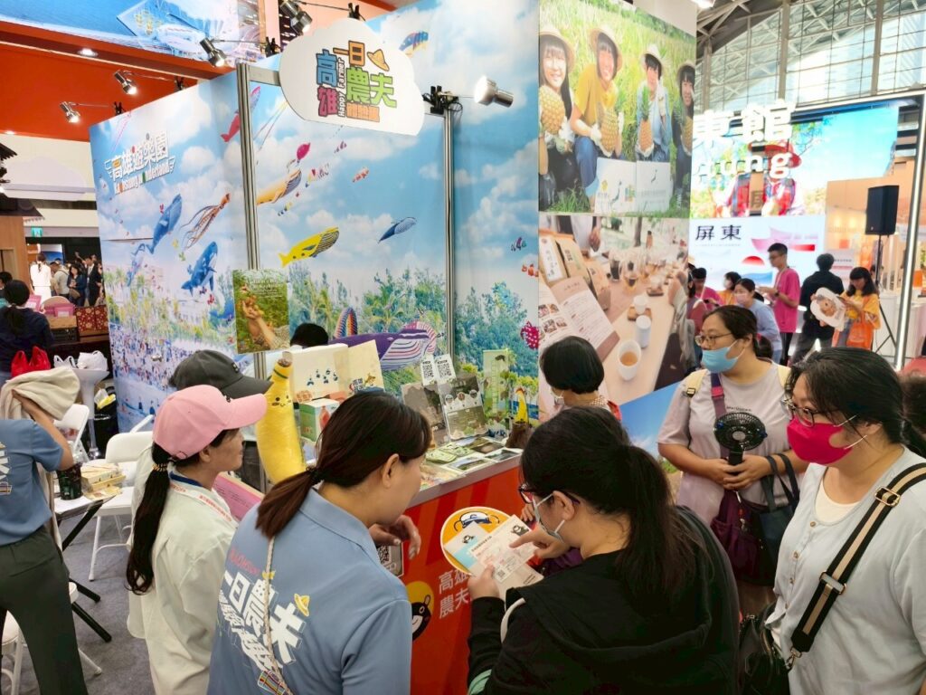 圖五、工作人員向民眾細心介紹「高雄一日農夫體驗趣」的多元遊程內容，從椪糖、茶葉