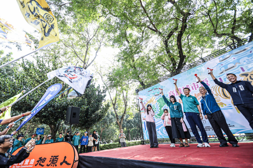 圖說一：2025高雄城市盃龍舟賽啟動儀式，貴賓與參賽隊伍共同炒熱今年城市盃的競賽熱度