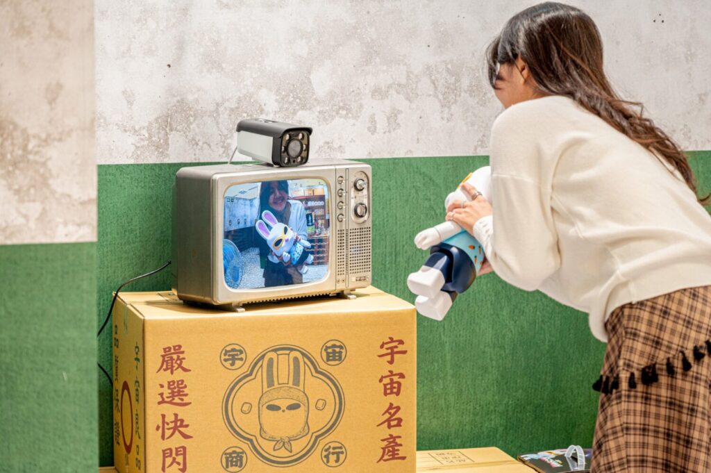 韓國超夯綜藝《Biong_Biong地球娛樂室》快閃店「宇宙商行」現身高雄，展內有各式打卡拍照點，歡迎粉絲前來。（圖／夢時代提供）