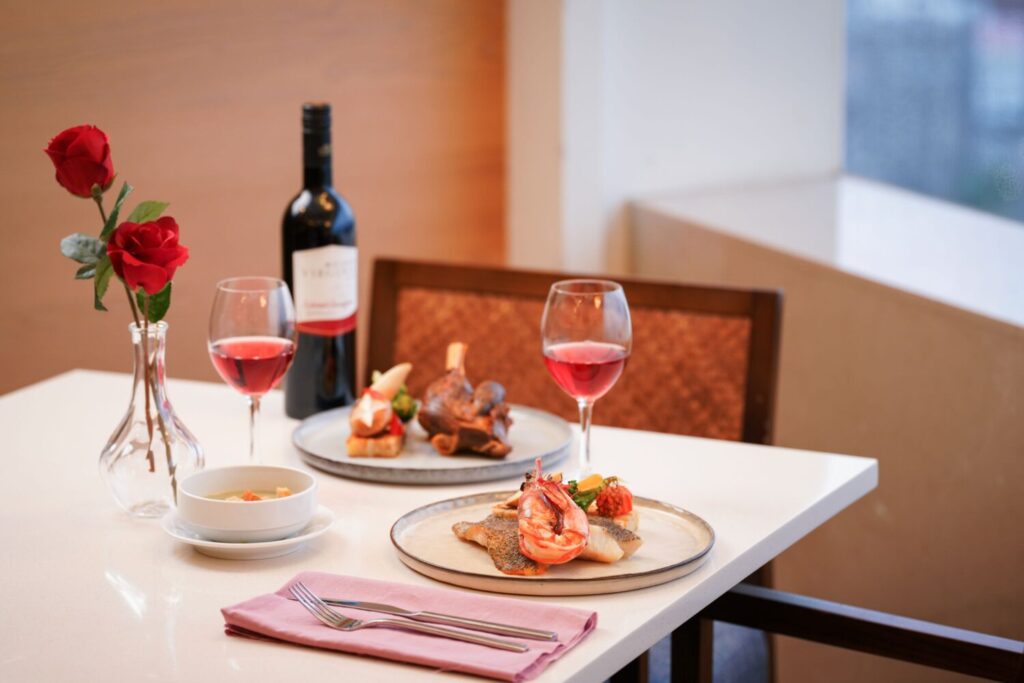 【新聞照4】Cozzi THE Roof餐廳於2月14日至2月15日晚餐時段規劃「心動餐桌 甜蜜共饗夜」餐飲_