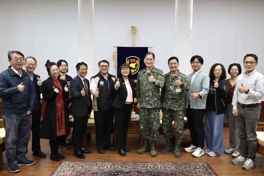 圖1 高雄空大校長陳月端(前排左起第五)率團拜會第八軍團劉指揮官(左起第六)等人_0