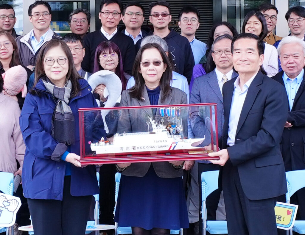 圖1：黃向文副主委與同仁合影留念，珍藏攜手推動海洋治理的重要時刻_0