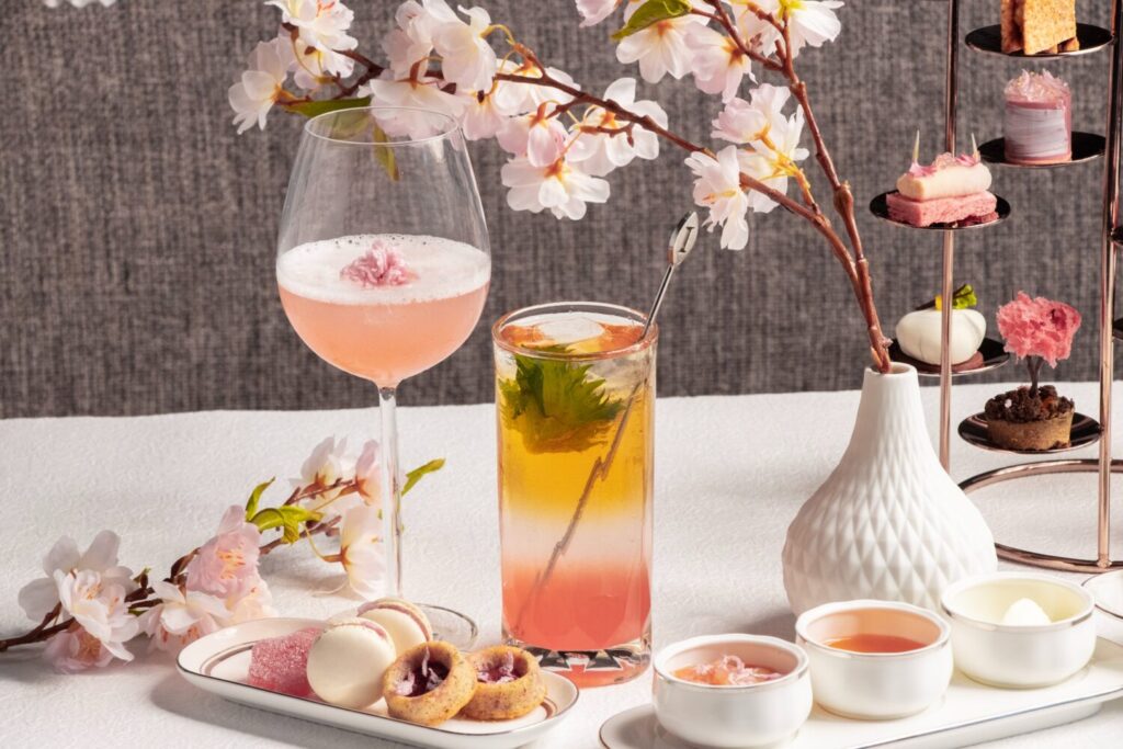 知櫻 Ohanami（酒精飲品）以知多威士忌為基底，融合山崎梅酒與鹽漬櫻花，口感輕盈；春之