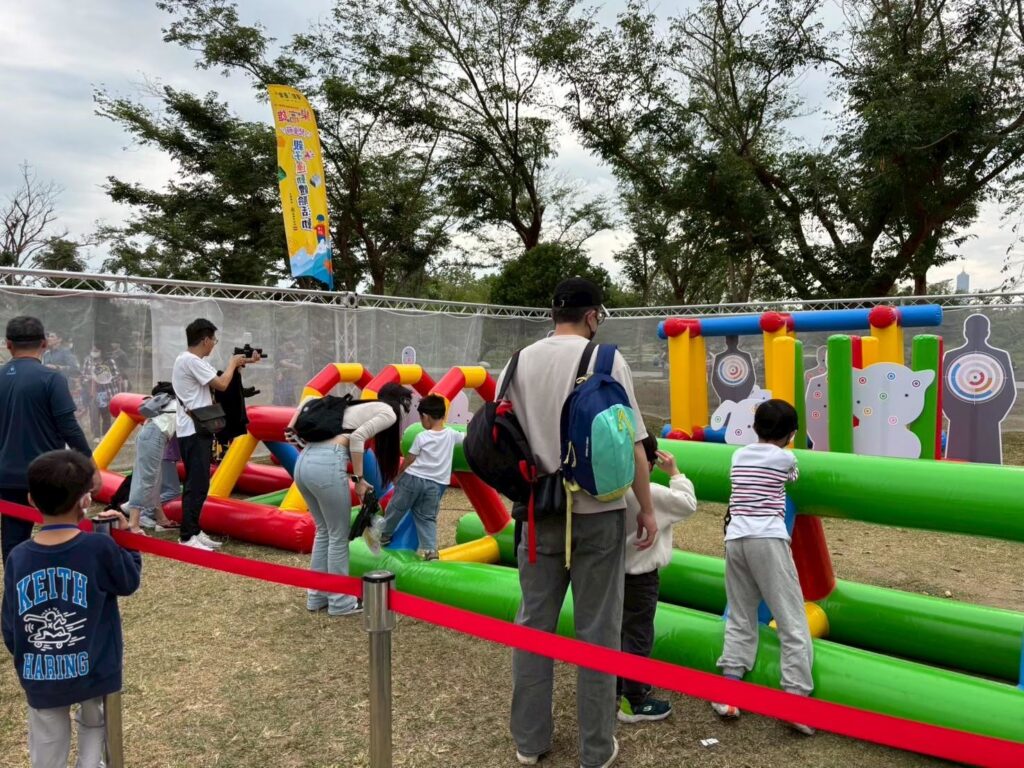 圖說一：孩子們化身小小特攻隊，手握水彈槍勇闖打靶任務，在歡笑與掌聲中突破關卡、