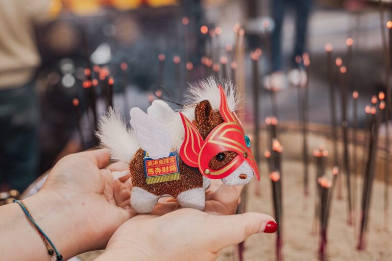 夢時代首度與東港東隆宮合作，於大年初三販售馬年限定經典小王馬，可愛又喜氣的造型，限量2026份。（圖／夢時代提供）