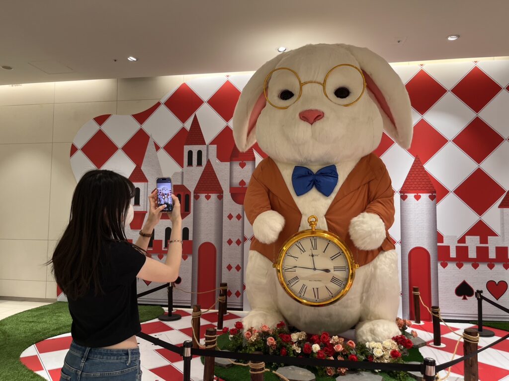 SKM Park Outlets 高雄草衙特別打造會「呼吸」的巨型時光兔以及奇境花園，成為連假最具話題的親子打卡景點
