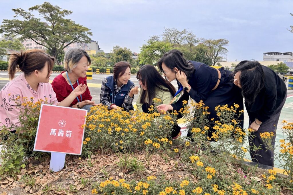 圖2-馮靜滿所長(左三)親臨植栽場域為民眾講解成長過程